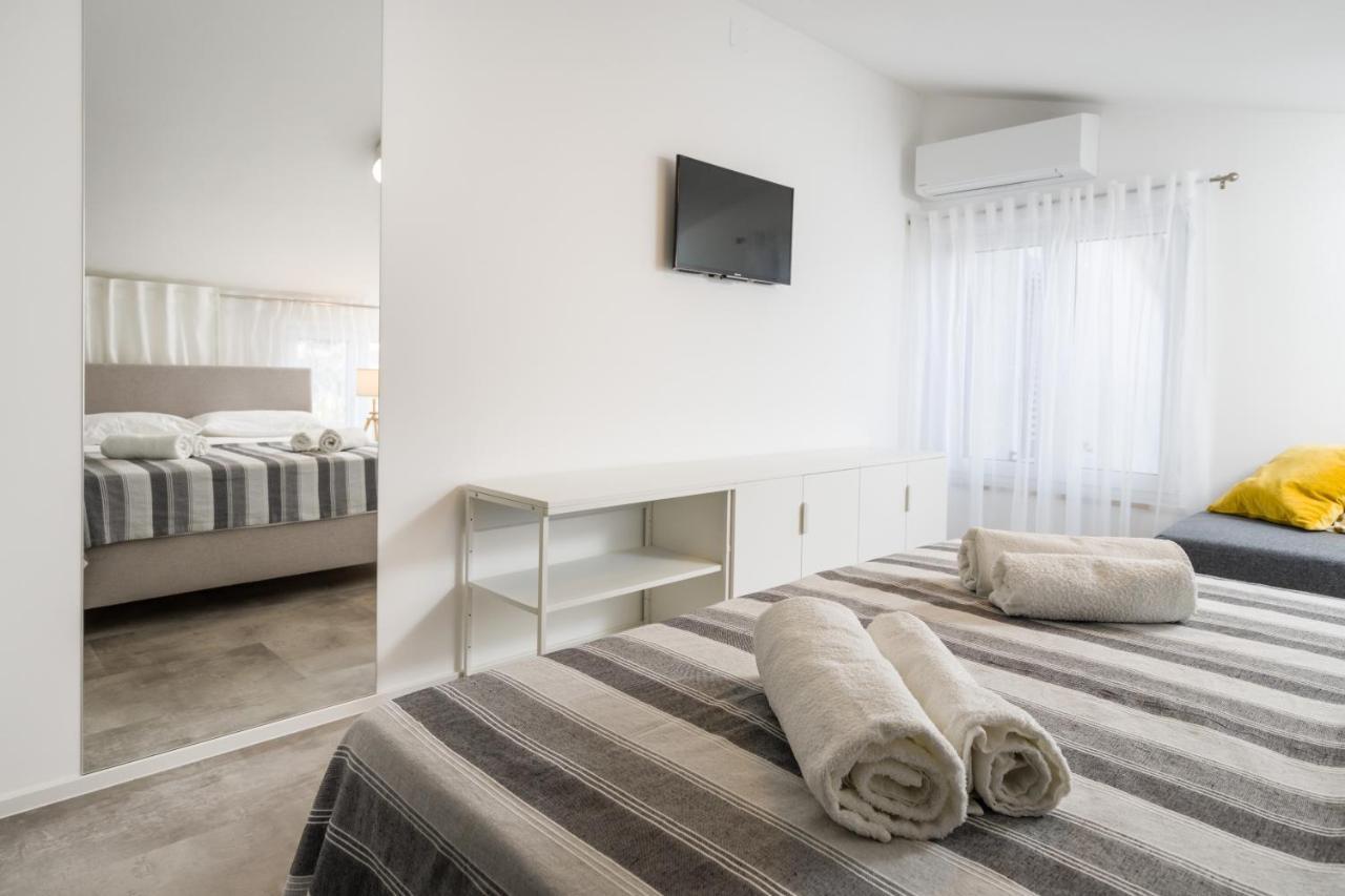 Apartmani Anica 2 i 3 Malinska Esterno foto